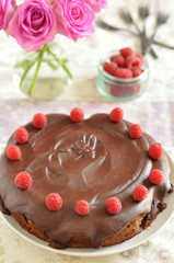 Schokoladentorte mit Himbeeren