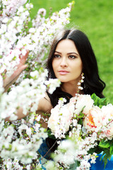 Naklejka premium brunette woman in the park