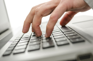 Fototapeta na wymiar Mężczyzna wpisując ręcznie na laptopie