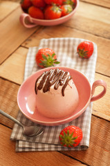 Nachtisch mit Erdbeeren