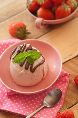 Panna cotta mit Schokolade und Erdbeeren