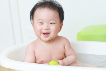 baby in bath - 52030121