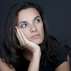 Frau nachdenklich