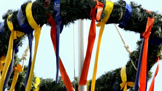 Festlicher Kranz mit bunten Schleifen