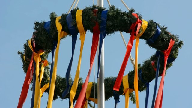 Festlicher Maibaum mit bunten Schleifen