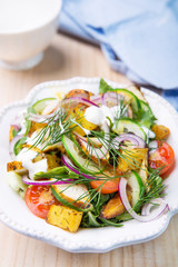 Fresh salad with roasted chicken and potatoes © Kamila Cyganek