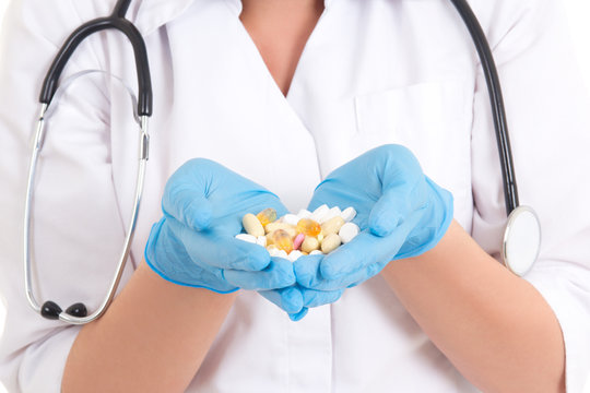 pills in female doctor's hands