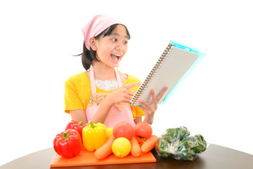 料理のレシピを調べる女の子