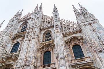 Fototapeta na wymiar Niski kąt widok na katedrę w Mediolanie