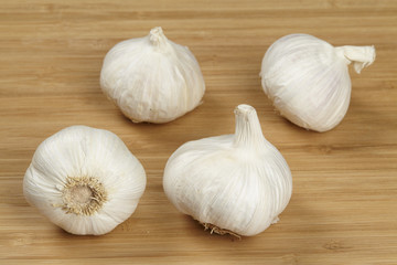 Knoblauch auf einem Holzbrett