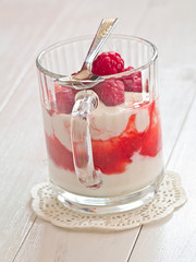 Himbeeren mit Himbeermus und Quark