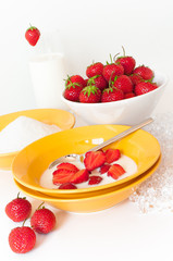 Frische Erdbeeren mit Milch und Zucker, Sommer, Obst, Früchte