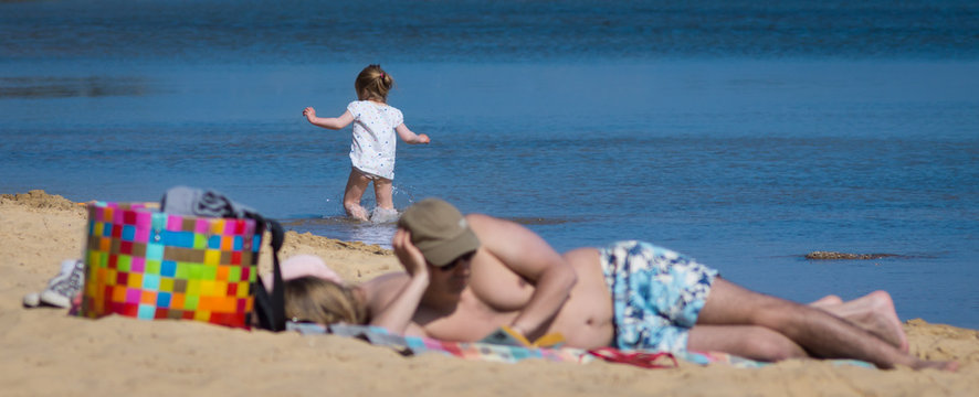 Enfant Sans Surveillance à La Plage