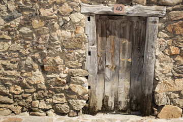 Casa de pueblo de piedra y puerta antigua