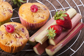Frische Früchte und Muffins