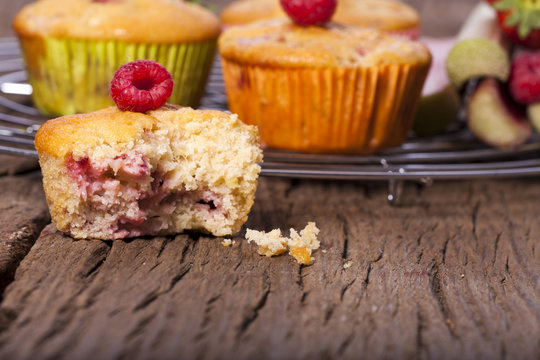 Frische Muffins mit Fr&uuml;chten