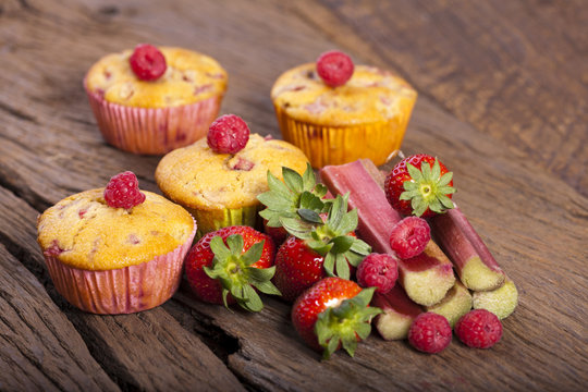 Erdbeer-Rhabarber-Himbeer-Muffins
