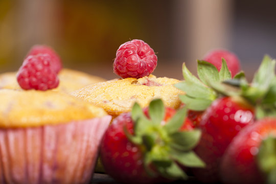 Erdbeer-Rhabarber-Himbeer-Muffins