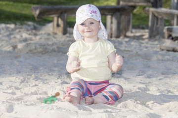 Kleinkind im Sand