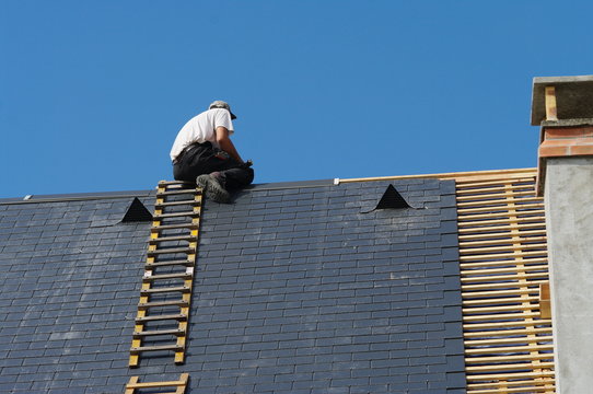 charpentier sur un toit en r&eacute;fection