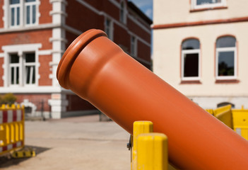 Ein KG-Rohr lehnt an einer Absperrbake