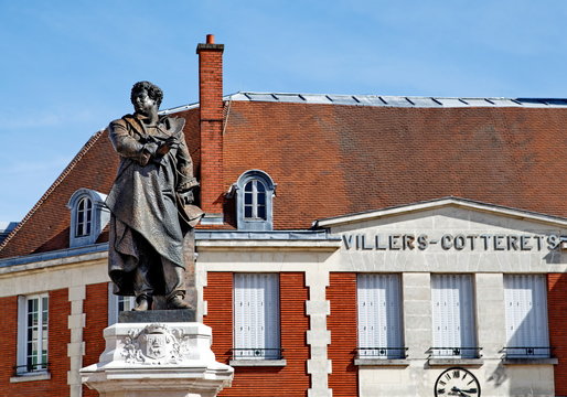 Statue d' Alexandre Dumas à Villers-Cotterêts.