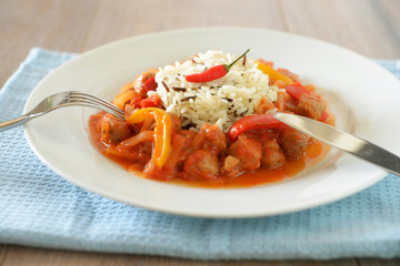 Scharfer Gulasch aus Sojafleisch