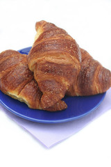 brioches alla marmellata su piatto