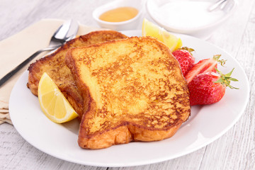 french toast with strawberry