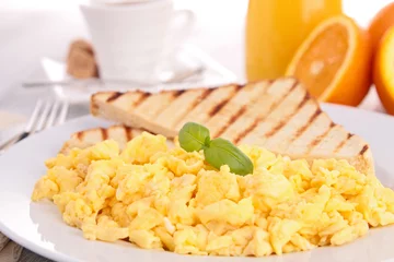 Photo sur Aluminium Oeufs sur le plat scrambled egg with toast