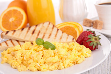 scrambled egg with toast and strawberry
