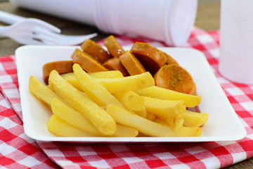 Pommes mit Currywurst
