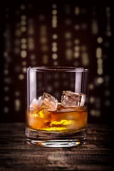 ein Glas goldener Whisky auf Eis