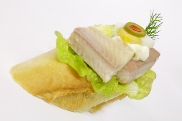 Canape mit geräuchertem Forellenfiet