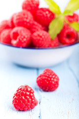 frische Himbeeren in einer Schüssel