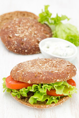 bread with lettuce and tomato