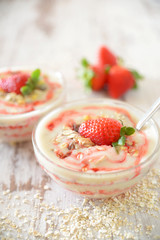 Sojajoghurt mit Erdbeeren und Müsli