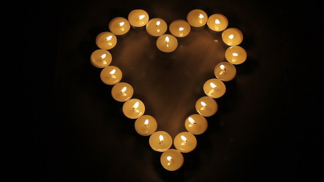 Coraz&oacute;n hecho con velas