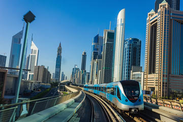 Fototapeta na wymiar Dubai Metro. Widok na miasto z samochodu metra