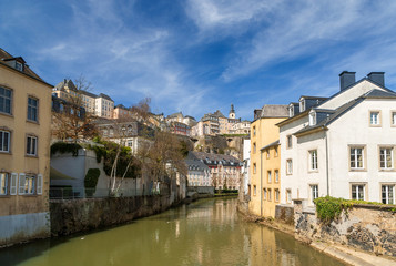 Fototapeta na wymiar Luksemburg stare miasto: Grund kwartał i rzeki Alzette