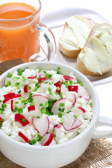 Cottage cheese with radish and chives