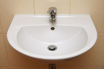 White sink and tap in the bathroom