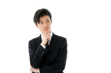 あごに手をあてて考える若いビジネスマン