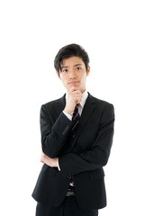 あごに手をあてて考える若いビジネスマン