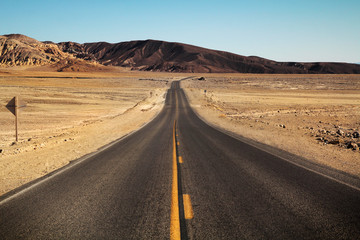 Fototapeta na wymiar Desertic droga do nikąd