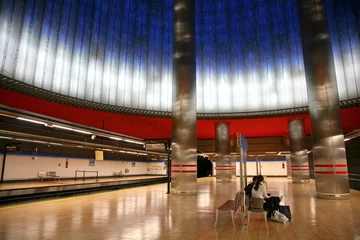 Poster estación metro madrid con una pareja aislada vacio  5343f © txakel