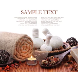 Zelfklevend Fotobehang Spa massage border with rolled towel and compress balls © gtranquillity