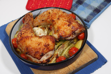 Hähnchenkeulen auf Gemüsebett