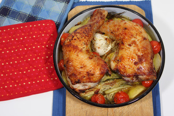 Hähnchenkeulen auf Gemüsebett