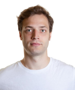Passfoto eines jungen Mannes im weissen Shirt